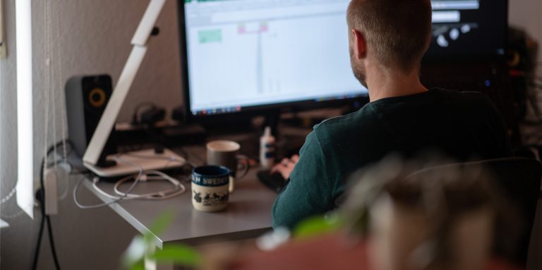 Um die Zahl der Corona-Neuinfektionen am Arbeitsplatz weiter zu senken, schärft die Bundesregierung bei der Homeoffice-Pflicht nach.