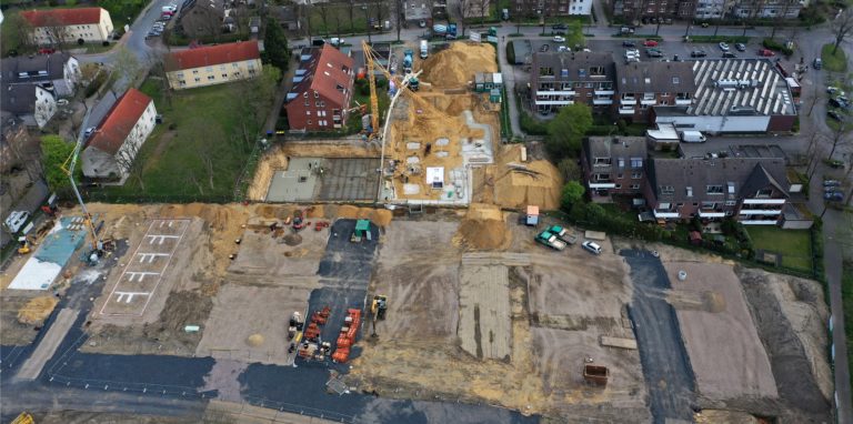 Die Deutsche Reihenhaus AG errichtet zwischen der Glück-Auf-Straße und dem Hellweg zusammen mit der Dorstener Firma Hütter 33 Reihenhäuser in Massivbauweise. Nebenan entsteht ein Mehrfamilienhaus.