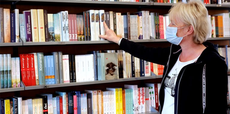 Anne Heine-Hagen darf in der Buchhandlung Kortenkamp bis zu sieben Kunden mit Termin bedienen.