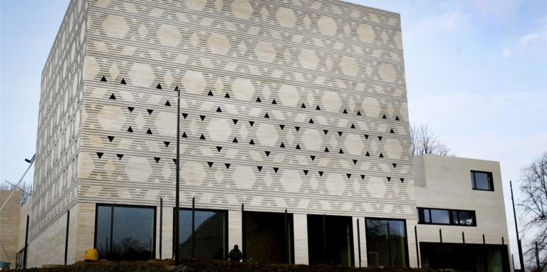 Mitarbeiter der Synagoge in Bochum hatten am Montagmorgen am Haupteingang eine beschädigte Fensterscheibe bemerkt. (Archivbild)