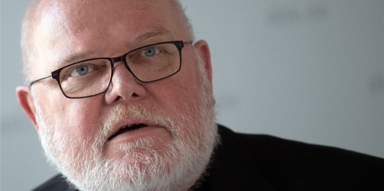 Trotz schwerer Kritik soll Kardinal Reinhard Marx das Bundesverdienstkreuz erhalten.