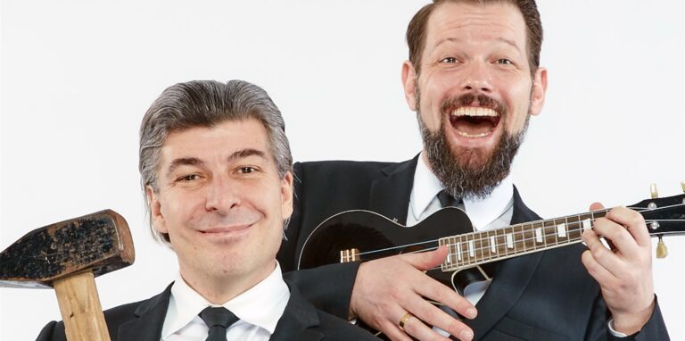 Adrian Engels und Markus Riedinger alias „Onkel Fisch“ sprinten durch ein Jahr, das viele eher zum Weglaufen fanden. Und gerade ein Seuchenjahr verdient ein satirisches Antiviren-Programm mit Klärung der wichtigsten Fragen!