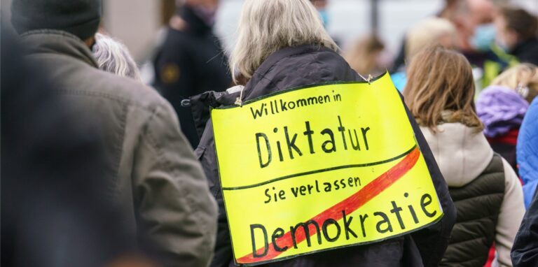Der Verfassungsschutz stellt nun Teile der „Querdenker“-Szene unter Beobachtung.