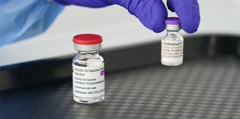 Eine Analyse der englischen Gesundheitsbehörde Public Health England hat ergeben, dass die Impfstoffe von Biontech und Astrazeneca das Risiko, Haushaltsmitglieder mit dem Coronavirus anzustecken, deutlich senken.