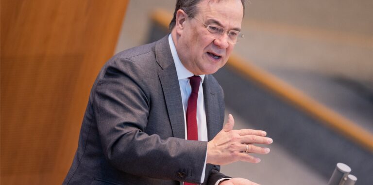 Armin Laschet (CDU), Ministerpräsident von Nordrhein-Westfalen und Parteivorsitzender, spricht im Plenum des Landtags.