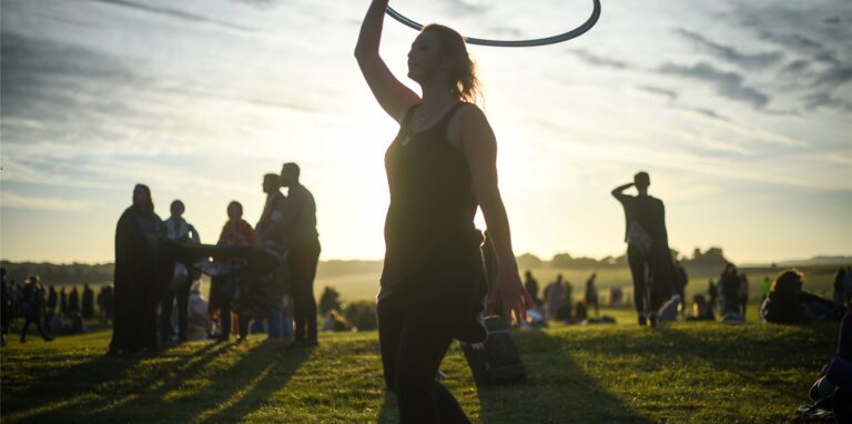 „Beim Hoopdance nutzt man mit der Zeit eher kleinere und leichtere Reifen“, erklärt Trainerin Rosi Völker.