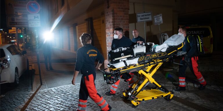 Sanitäter verlassen das Gelände der Oberlinklinik. In einer Potsdamer Klinik sind vier Leichen gefunden worden. Eine 51 Jahre alte Frau sei unter dringendem Tatverdacht festgenommen.