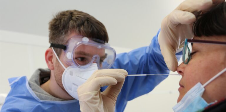 Ein positiver Corona-Schnelltests muss durch einen PCR-Test überprüft werden.