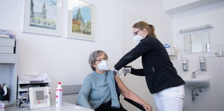 Mit Einstieg der niedergelassenen Ärzte in die Impfkampagne vor gut drei Wochen ist man bei der Zahl der Impfungen in NRW deutlich vorangekommen.