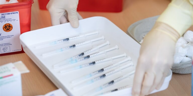 Mindestens 24,7 Prozent der Deutschen sind bisher einmal gegen Covid-19 geimpft worden, 7,4 Prozent haben sogar schon zwei Impfdosen erhalten. Für eine Herdenimmunität reicht diese Impfquote aber noch nicht aus.