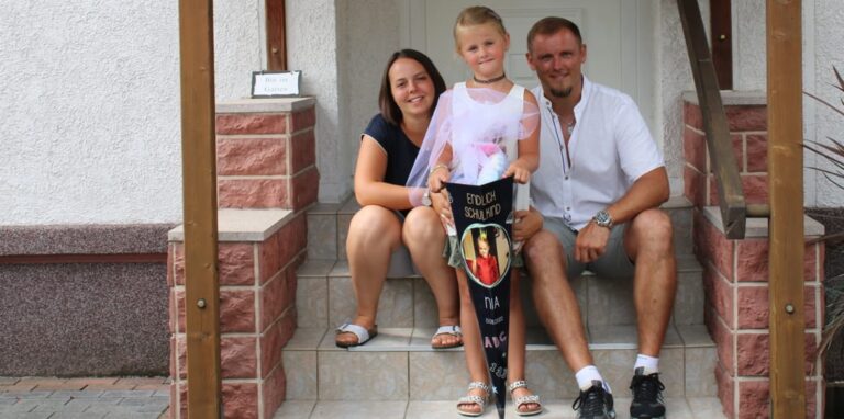 Familie Hosse mit Nia (7) in Frohlinde: Das Kind wurde 2020 in die Lindenschule eingeschult. Aber in die OGS geht Nia zurzeit nicht. Die Familie brachte mit ihrem öffentlichen Protest einen Stein ins Rollen.