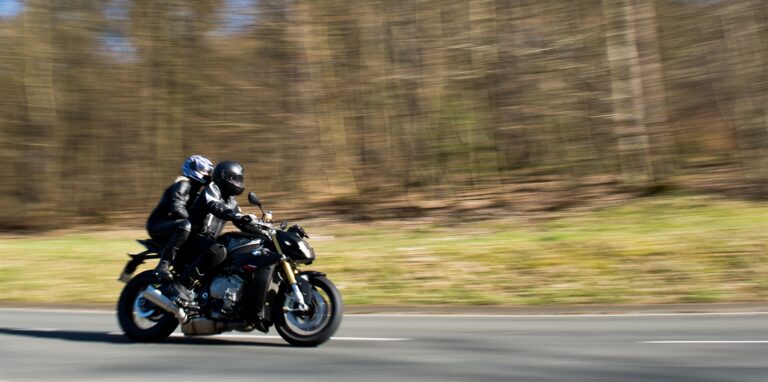 Mit dem Start der diesjährigen Motorradsaison verstärkt sich in NRW wieder der Streit um den Lärm der Zweiräder.