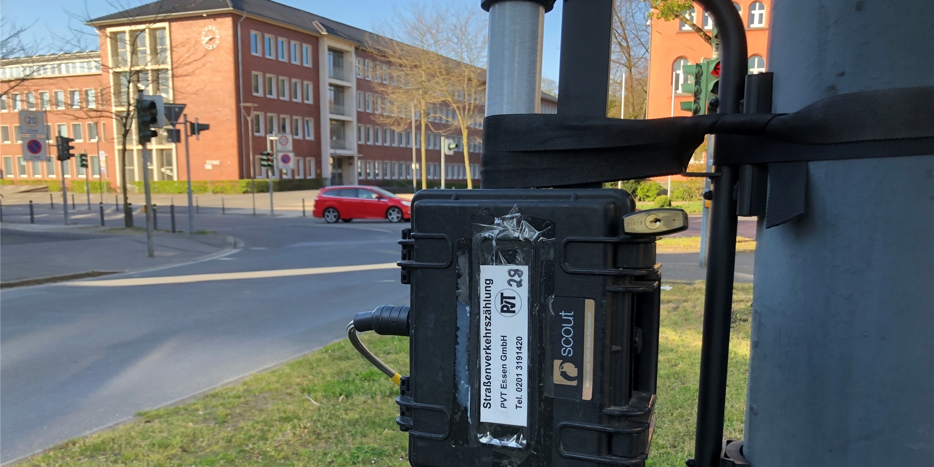 Ein Mast zur Verkehrszählung stand auf einer Verkehrsinsel auf Höhe der Volkshochschule und des Rathauses in Herten an der Konrad-Adenauer-Straße.