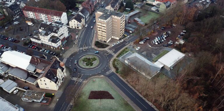 Am Kreisverkehr an der Dortmunder Straße im Zentrum von Schwerin wurde eine 14-Jährige von einem Auto erfasst.