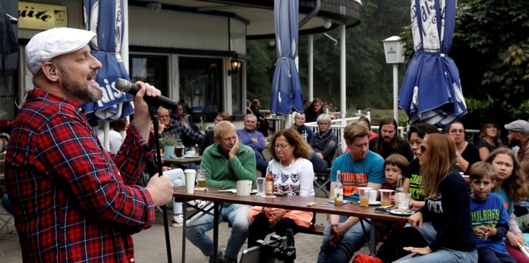 2020 heizten unter anderem Gus ‚n‘ Hower (hier Sänger Robin Sommer) den Besuchern an der Kajüte beim Sommer am See ein.