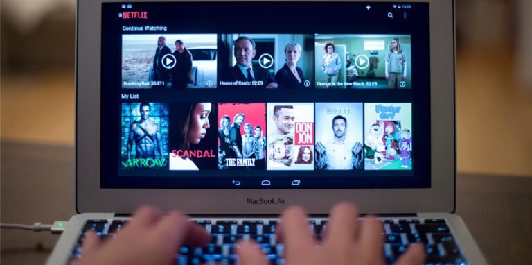 Jeden Monat fügt der Streaminganbieter Netflix neue Filme und Serien seinem Angebot hinzu.