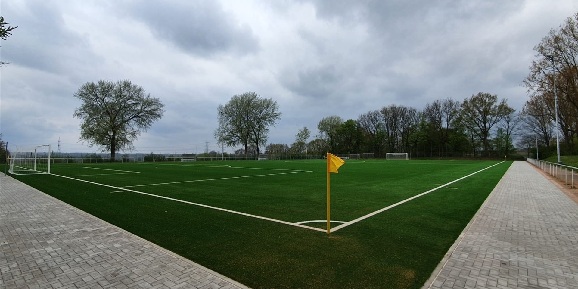 Der neue Kunstrasenplatz auf dem Paschenberg ist fast fertig.