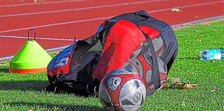 Dass der Zutritt zu den Fußballplätzen nicht erlaubt ist, hält manche Menschen nicht davon ab, über den Zaun zu klettern und zu spielen.