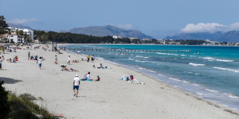 Menschen verbringen ihre Freizeit am Strand von Mallorca.