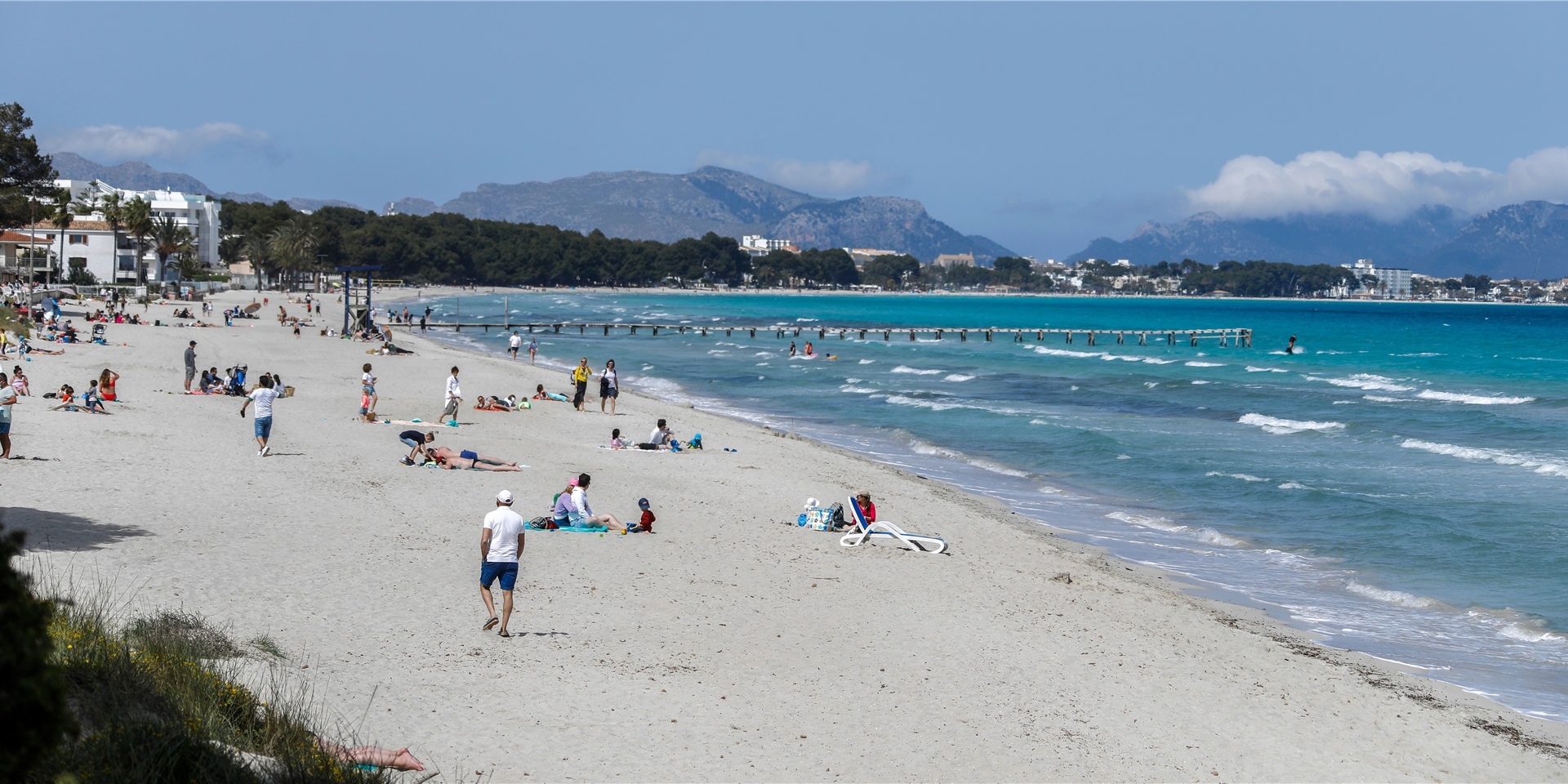 Menschen verbringen ihre Freizeit am Strand von Mallorca.