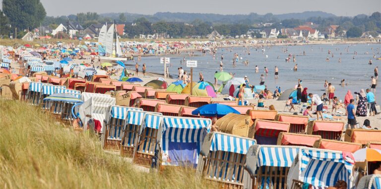 Badegäste am Ostseestrand von Scharbeutz 2020:  Werden die deutschen Küsten auch in diesem Jahr so stark frequentiert sein?
