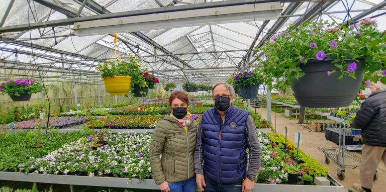 Sandra und Thomas Grebe vom Pflanzencenter Grebe setzen den Großteil ihrer Ware auf Wochenmärkten ab, dürfen dort aber gerade nicht verkaufen. Ins Geschäft können Kunden aber kommen.