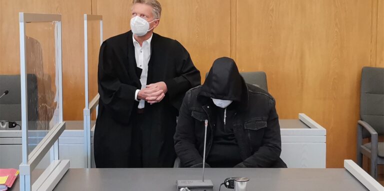 Der Angeklagte vor Prozessbeginn mit seinem Verteidiger am Landgericht in Essen.