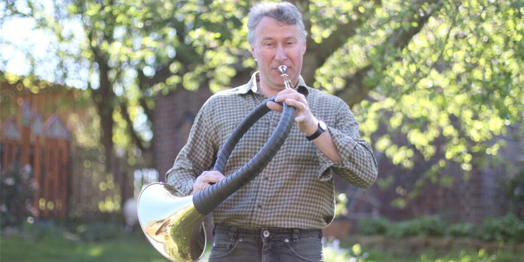 title attribut Hubert Stoffers ist Vorsitzender des Hegering Herten und passionierter Jagdhornbläser.
