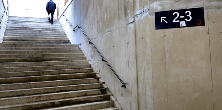 Der Aufgang zum Mittelbahnsteig muss für den Einbau der Treppenstufen nicht gesperrt werden.