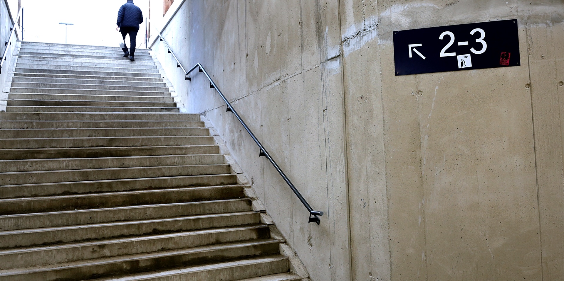 Der Aufgang zum Mittelbahnsteig muss für den Einbau der Treppenstufen nicht gesperrt werden.