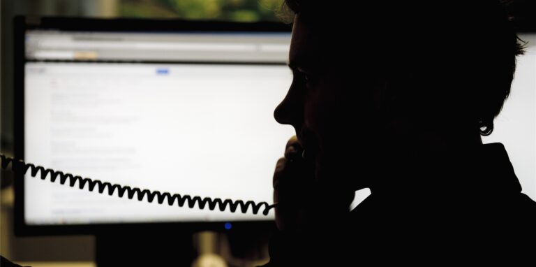 Die Anrufer versuchen die persönlichen Daten der Kunden herauszubekommen.