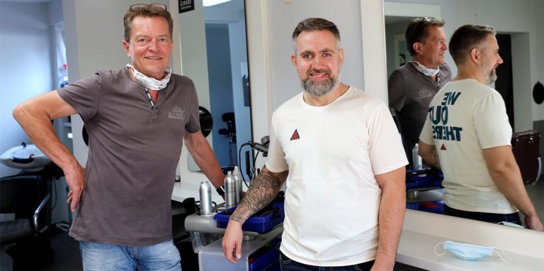 Jörg Schirmer und Mike Prinzen (r.) hoffen, dass sich die Zahl der Terminabsagen in ihrem Salon wegen der Testpflicht wieder verringert.