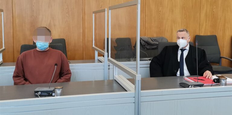 Der Angeklagte vor dem Prozessbeginn am Essener Schwurgericht.