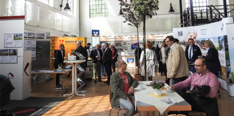 Ein Bild aus unbeschwerten Zeiten: die Hertener Immobörse in der ehemaligen Zeche Scherlebeck.