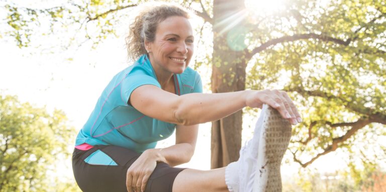 Vor der Joggingrunde halten Experten das Dehnen für verzichtbar – nach dem Laufen leitet es aber die Regeneration ein.