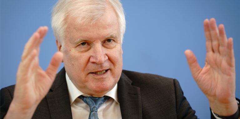 Horst Seehofer (CSU), Bundesminister des Innern, für Bau und Heimat, stellt in der Bundespressekonferenz die Fallzahlen politisch motivierter Kriminalität für das Jahr 2020 vor.