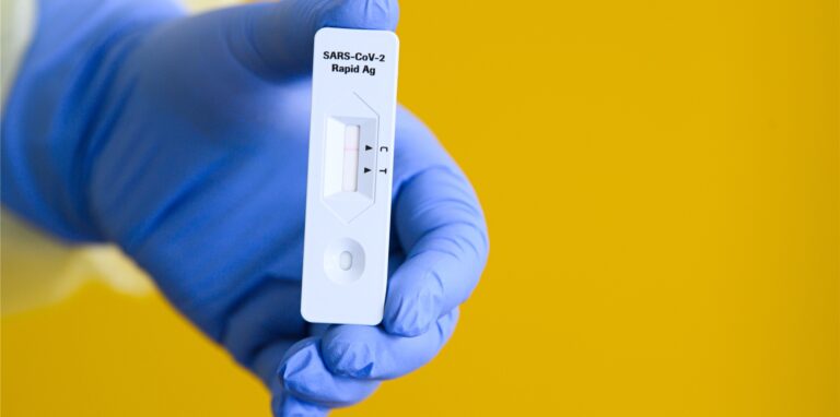 Antigenschnelltest auf das Coronavirus: Für Geimpfte und Genesene soll künftig die Testpflicht entfallen.