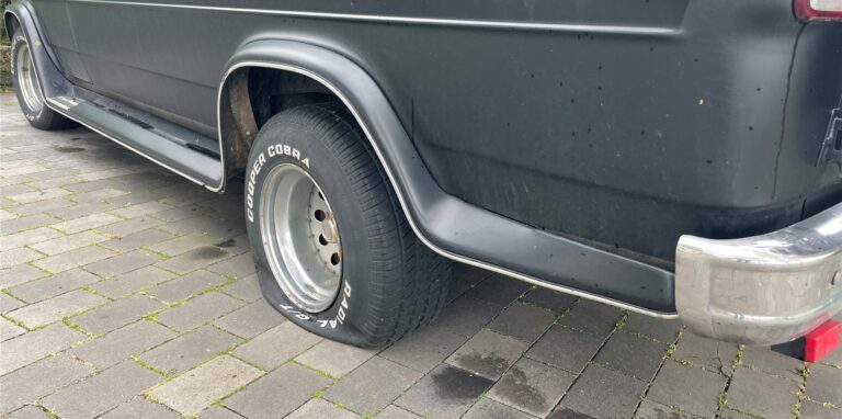 In der Hervester Zechensiedlung trieben ein 13-Jähriger und ein 22-Jähriger an Autos ihr Unwesen.