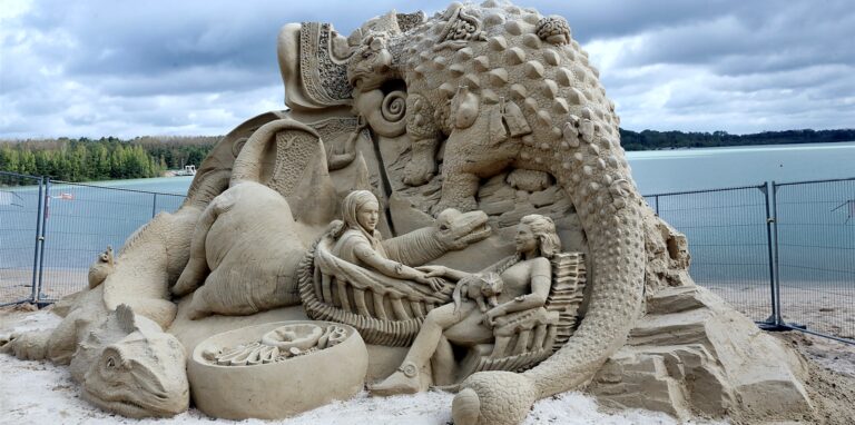 Die Sandskulptur mit Selbstportraits von Mariechen Danz und Kerstin Brätsch am Silbersee ist bereits fertig.