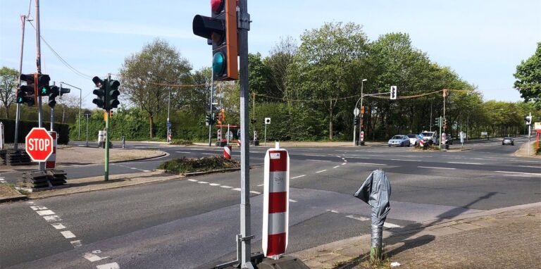 An der Kreuzung Bachstraße/Über den Knöchel/Fritz-Erler-Straße stehen immer noch Baustellenampeln.