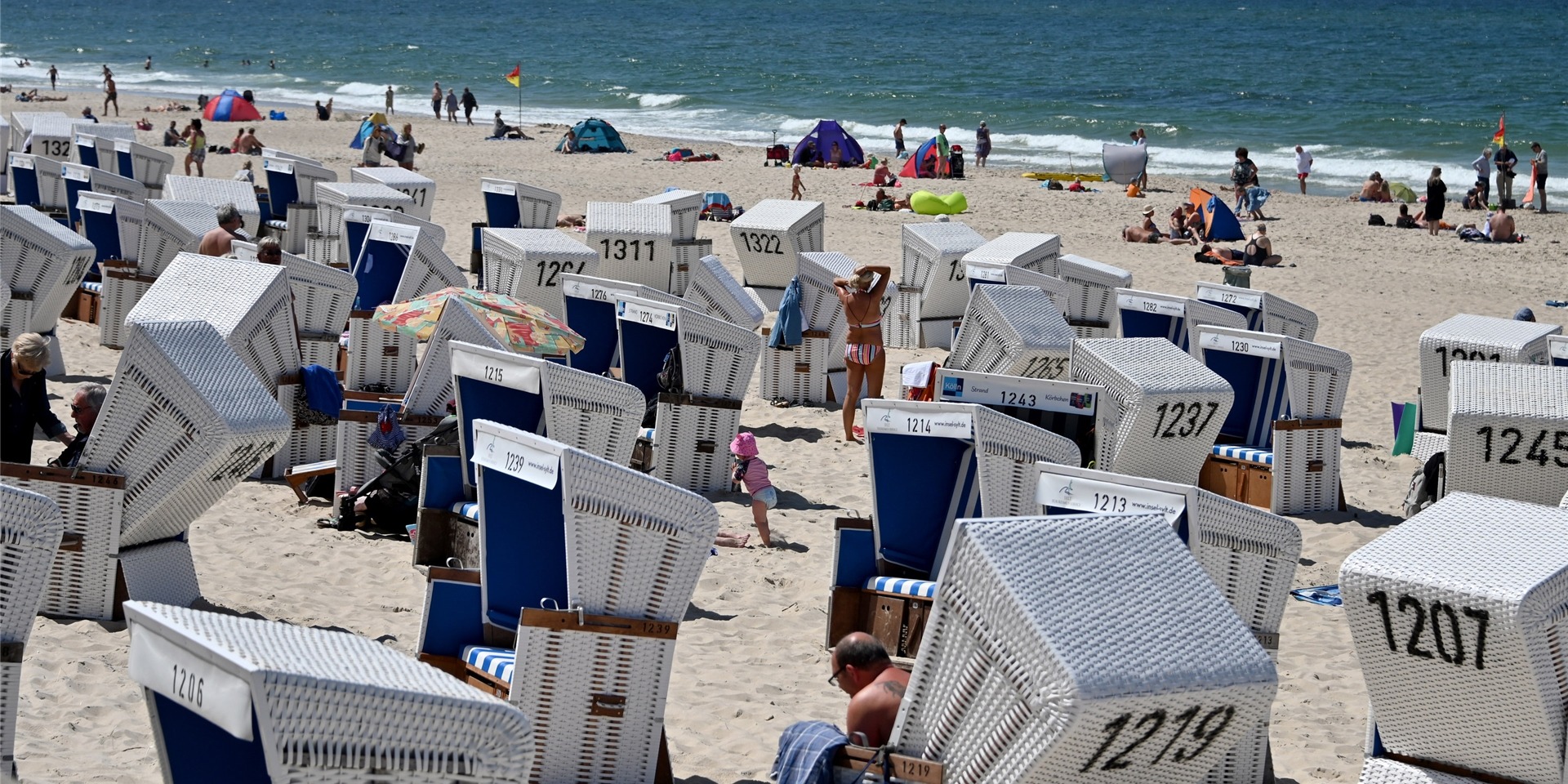Strandkörbe stehen am Strand von Westerland.