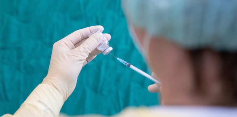 Wer vollständig gegen das Coronavirus geimpft ist oder bereits erkrankt war, profitiert in NRW bereits von ersten Erleichterungen.