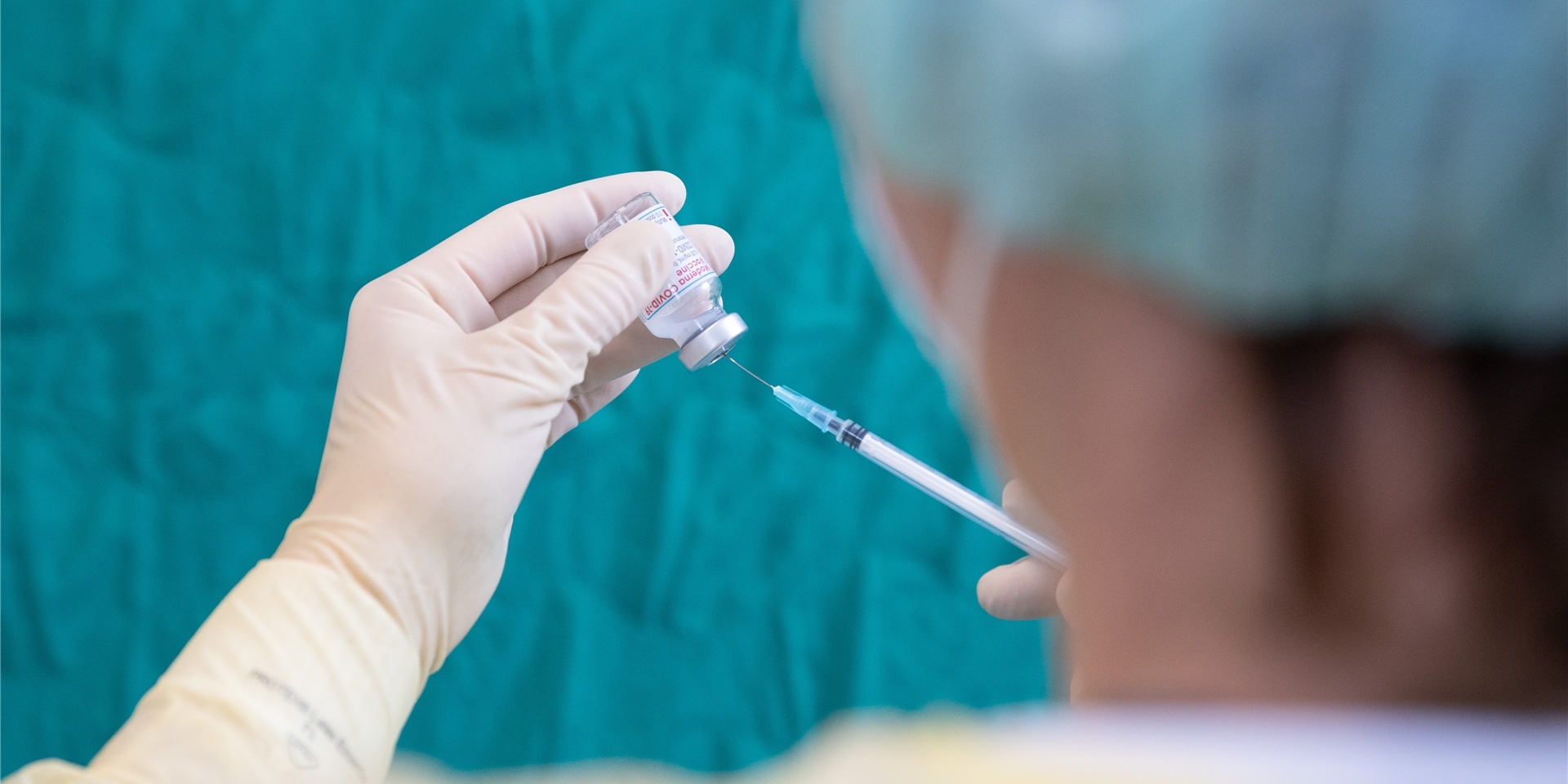 Wer vollständig gegen das Coronavirus geimpft ist oder bereits erkrankt war, profitiert in NRW bereits von ersten Erleichterungen.