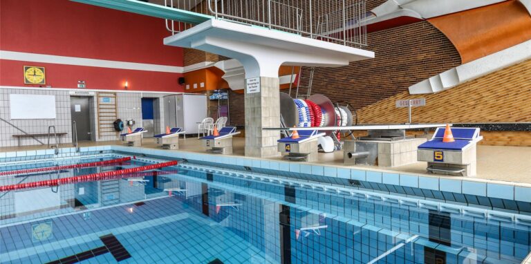 Das Hallenbad in Hörde mit Sprungturm. Auch einen Fitnessraum, eine Sauna und ein Solarium gibt es hier.