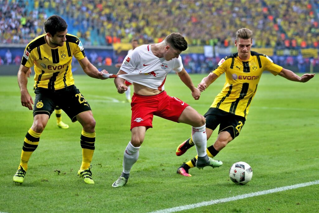 title attribut Bekamen die Leipziger nicht zu fassen: Sokratis (l.) und Lukasz Piszczek verloren mit dem BVB in Leipzig mit 0:1.