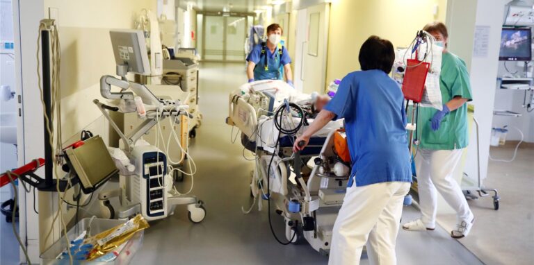 Ärzte und Pfleger verlegen einen Patienten in einem Krankenhaus.