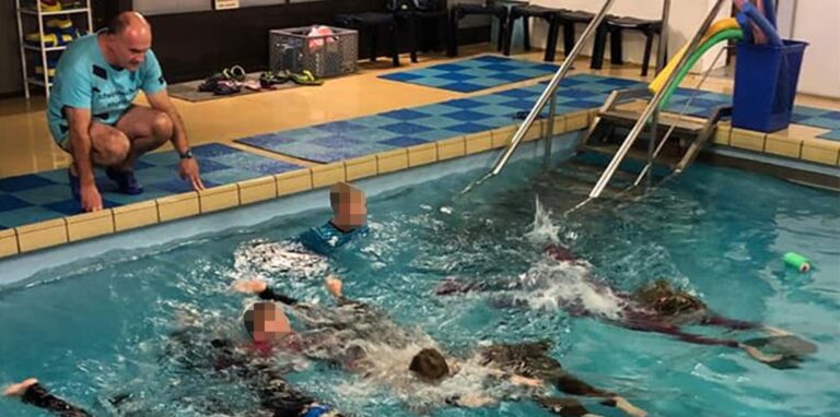 In kleinen Gruppen bringt Matthias Schnatmann Kindern das Schwimmen bei.