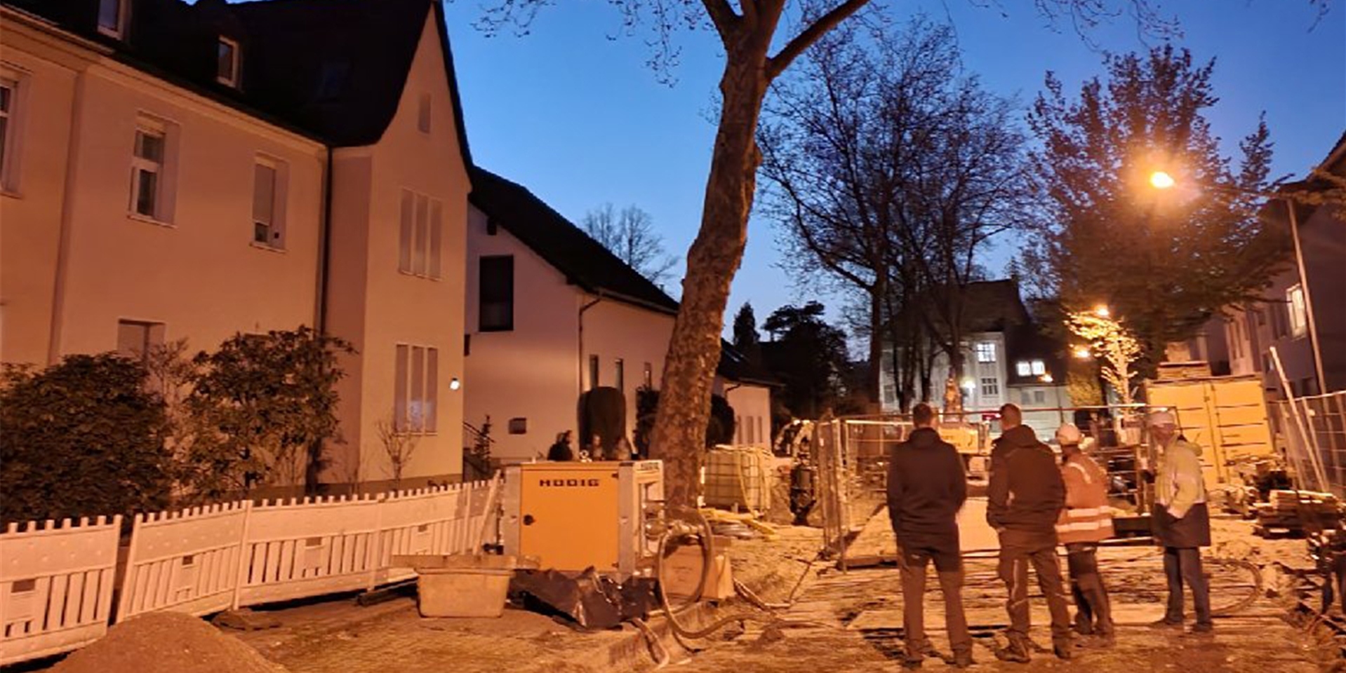 An der Adalbertstraße in Herten-Süd drohte ein Baum umzukippen. Die Platane, die nach dem Krieg gepflanzt wurde, musste aufgrund der gefährdeten Standsicherheit gefällt werden.
