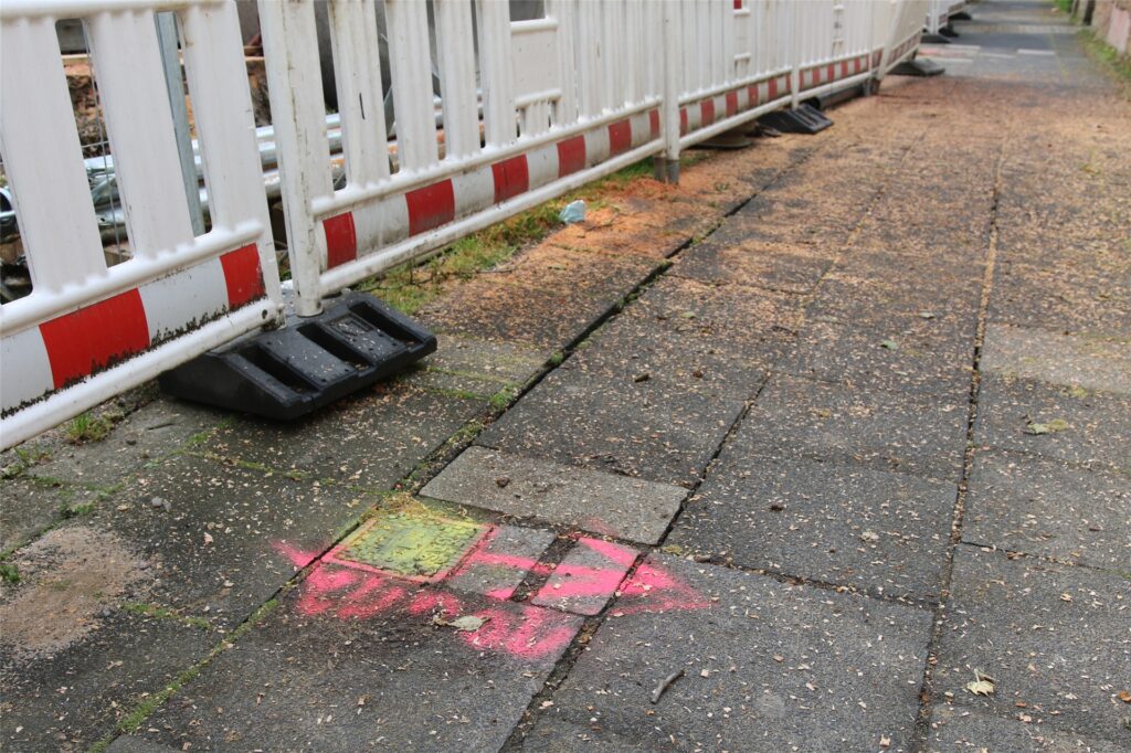 title attribut Ein Riss ist auf dem Fußweg oberhalb der Gas-Hauptleitung an der Adalbertstraße zu sehen.