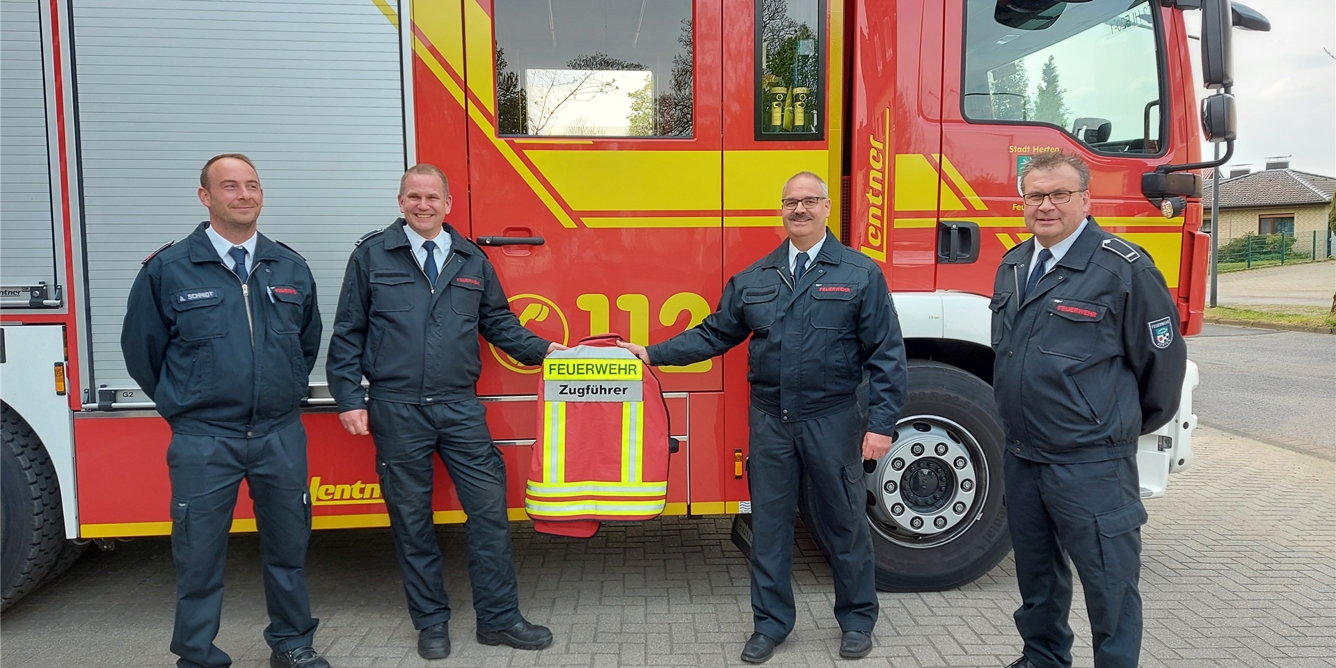 Der Löschzug Herten der Freiwilligen Feuerwehr hat eine neue Führung: (v.l.) Andreas Schmidt und Carsten Suppanz haben das Amt von Theodor Koch und Ingo Ossenbühl übernommen, die den Löschzug 15 Jahre lang führten.